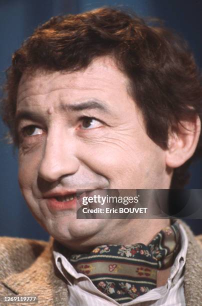 Portrait de l'humoriste français Pierre Desproges sur le plateau de l'émission 'La Vie de château' de Jean-Claude Brialy, le 23 janvier 1984, France.