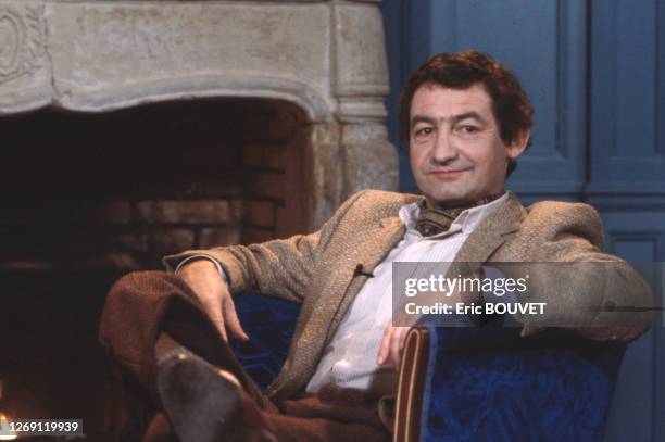 Portrait de l'humoriste français Pierre Desproges sur le plateau de l'émission 'La Vie de château' de Jean-Claude Brialy, le 23 janvier 1984, France.