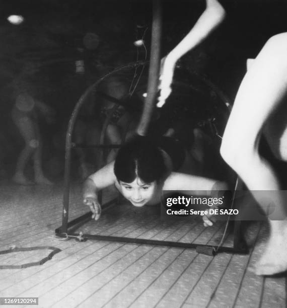 Enfant nageant sous l'eau dans une piscine, circa 1970, France.