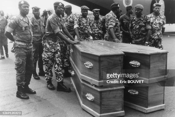 Les soldats rapatrient les cercueil des personnes tuées par des émanations de gaz toxiques dûes au volcanisme après la catastrophe du lac de Nyos, au...