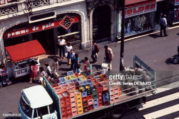 Camion de livraison de fûts de bières dans une rue de Paris, circa 1980, France.