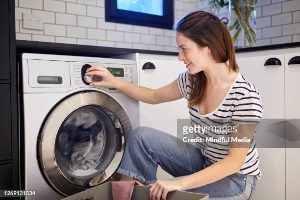 frau, die wäsche macht - washing machine stock-fotos und bilder