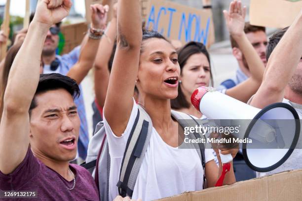 menschen, die gegen multikulturelle meinung protestieren - studierendenvertretung stock-fotos und bilder