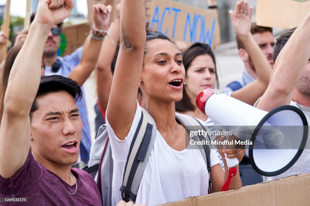 Mensen die tegen multiculturele mening protesteren