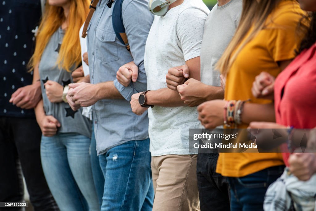 Demonstranten stehen zusammen
