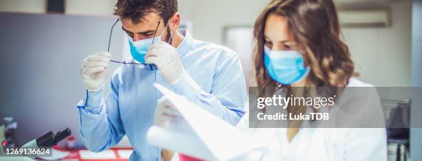 lucha contra las enfermedades infecciosas - microbiologist fotografías e imágenes de stock