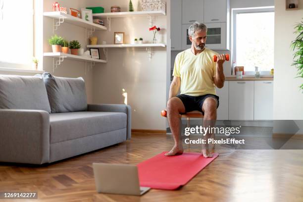 hacer ejercicio en casa con pesas de mano - entrenamiento en casa fotografías e imágenes de stock
