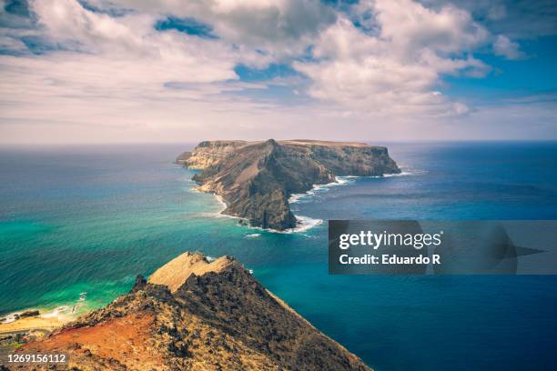 beach and mountains landscape - island imagens e fotografias de stock