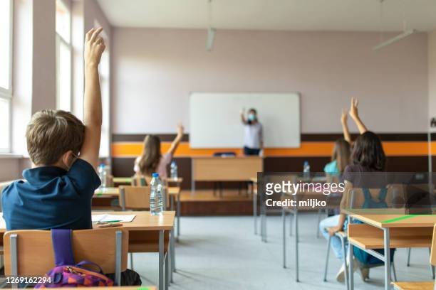 terug naar school - social distancing classroom stockfoto's en -beelden