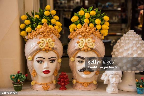 testa di moro e donna ceramic vases - sicily stockfoto's en -beelden