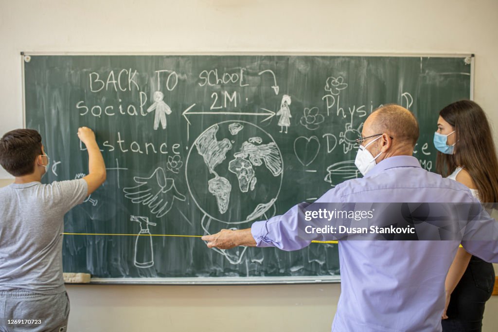 Distance Save Teacher Measures The Distance Between The Students And Monitors The ...