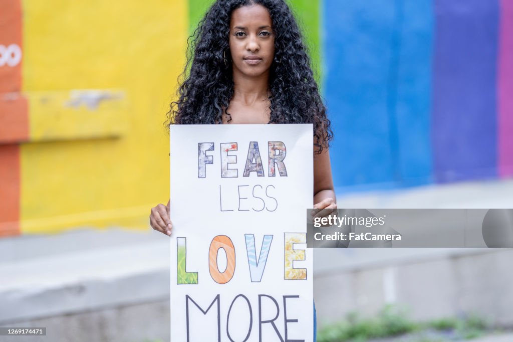 Mooie Afrikaanse Amerikaanse vrouw die een protestteken houdt