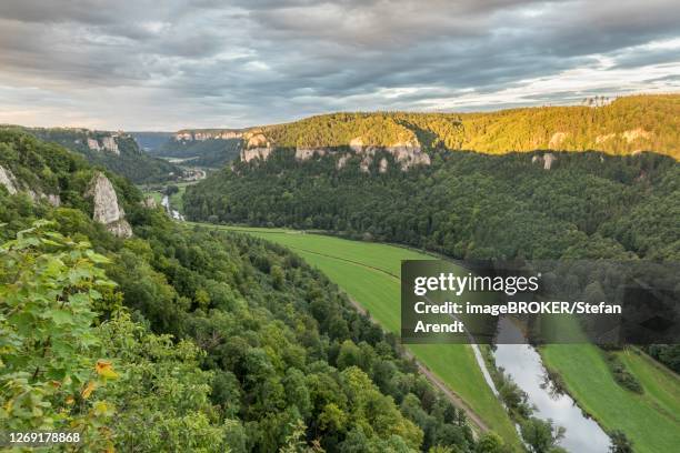 evening atmosphere with clouds and a view of the upper danube valley from eichfelsen, irndorf, baden-wuerttemberg, germany - donautal stock-fotos und bilder