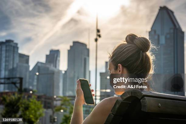 mujer tomando una escapada urbana en montreal. - montreal city fotografías e imágenes de stock