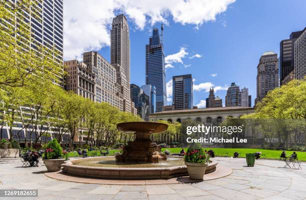 bryant park skyline view - new york - bryant park imagens e fotografias de stock