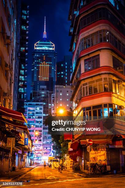 rua noturna em wanchai, hong kong - wan chai - fotografias e filmes do acervo