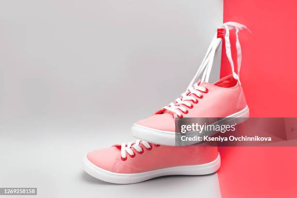 pair of pink sport shoes isolated on white background, pair of sneakers isolated on white background - trainer cutout stockfoto's en -beelden