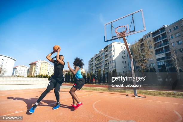 een op een basketbal - women's basketball stockfoto's en -beelden