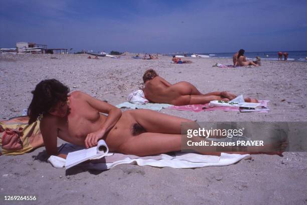 Nudistes sur une plage en août 1993 dans l'Hérault, France.