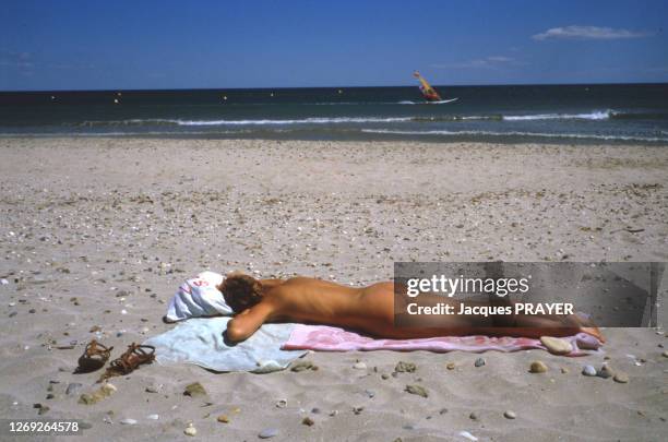 Plage pour nudiste, août 1993 dans l'Hérault, France.