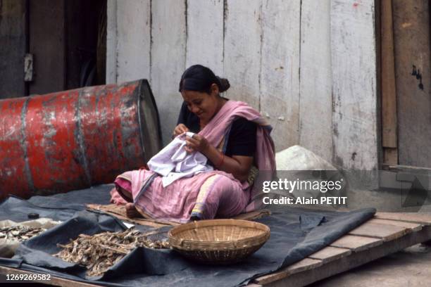 Marchande faisant de la broderie dans la rue à Ravangla, en 1982, Inde.