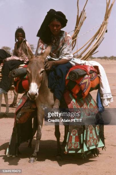 Femme Touareg voyageant à dos d'âne dans la région de Tahoua, en octobre 1983, Niger.