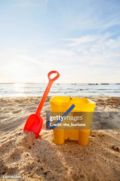 still life of pail and shovel on the beach at the sea - seau de plage photos et images de collection