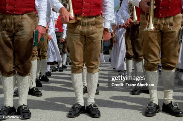 brass band in traditional dress, austria - 下奧地利州 個照片及圖片檔