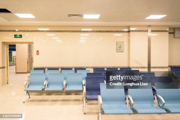 rows of seats in hospital waiting area - empty gate stock-fotos und bilder