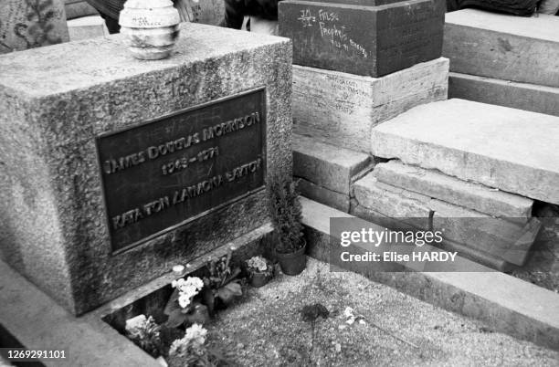 La tombe de Jim Morrison au cimetière du Père-Lachaise, à Paris, circa 1990, France.
