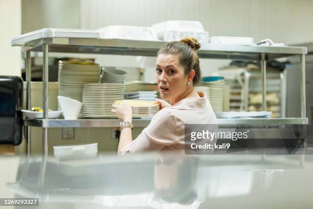 hispanic woman working in restaurant - empregada de mesa imagens e fotografias de stock