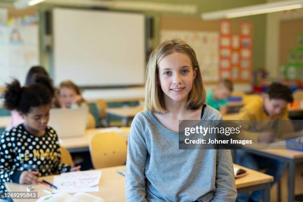 girl in classroom - preadolescent kind stockfoto's en -beelden