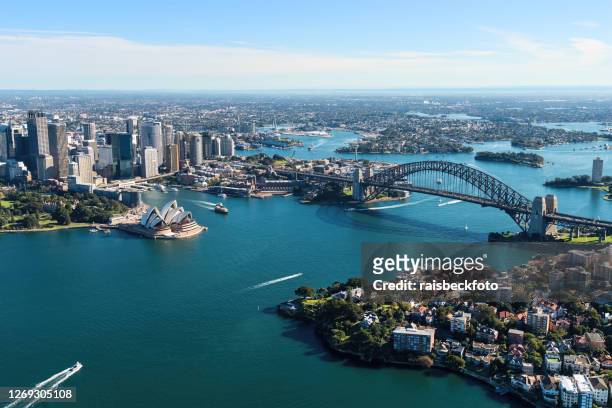 luchtmening van de haven van sydney in sydney, australië - sydney harbour bridge stockfoto's en -beelden
