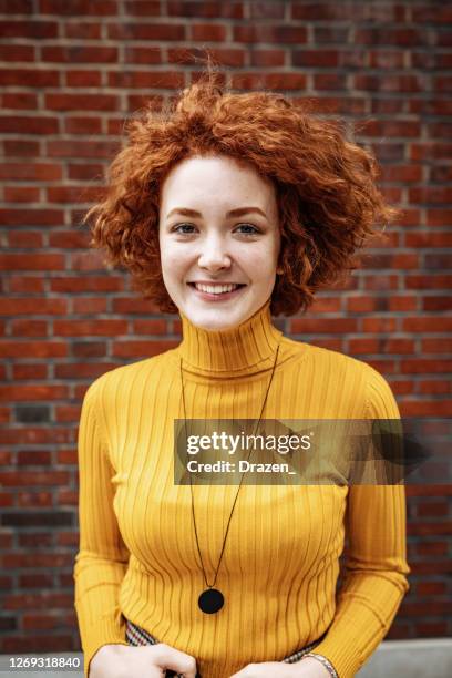de levensstijl van de jeugd - krullende roodharige millennial vrouw - roodhoofd stockfoto's en -beelden