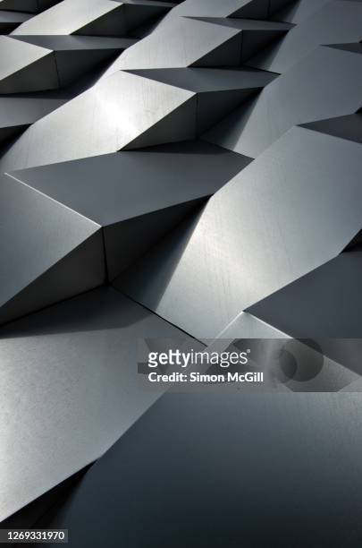 futuristic angular brushed stainless steel cladding on a building - revestimento equipamento de construção - fotografias e filmes do acervo