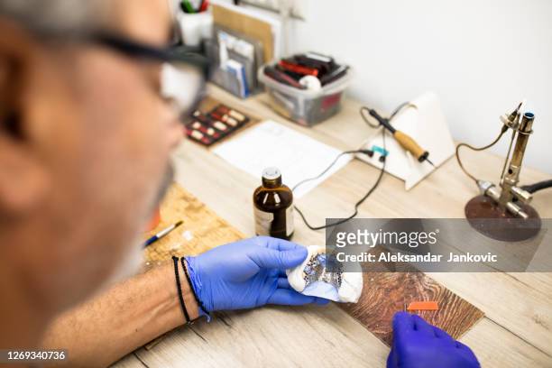 a dentist making a denture - crown molding imagens e fotografias de stock