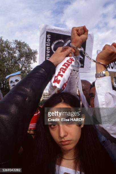 Manifestation contre la présence de Jean-Marie Le Pen et du Front National au second tour des élections présidentielles, à Paris, le 27 avril 2002,...