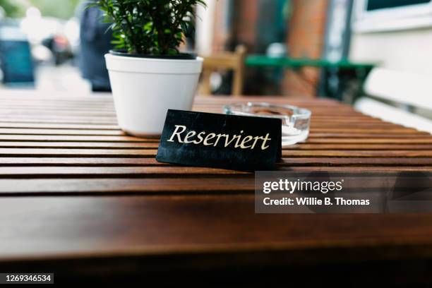 reserved sign on restaurant table - posto riservato foto e immagini stock