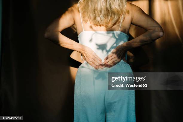 senior woman suffering from backache - dolor de espalda fotografías e imágenes de stock