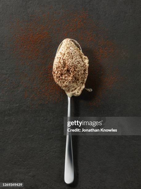 ice cream on spoon - chocolate powder stockfoto's en -beelden