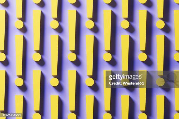 three dimensional pattern of rows of yellow exclamation points - ausrufezeichen stock-grafiken, -clipart, -cartoons und -symbole