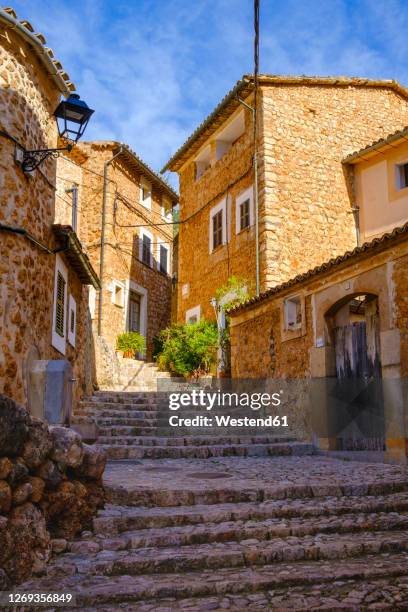 spain, mallorca, fornalutx, stone steps along old village alley - islas baleares fotografías e imágenes de stock