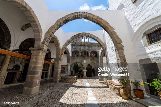 greece, south aegean, patmos, archways in monastery of saint john the theologian - samothrace photos et images de collection