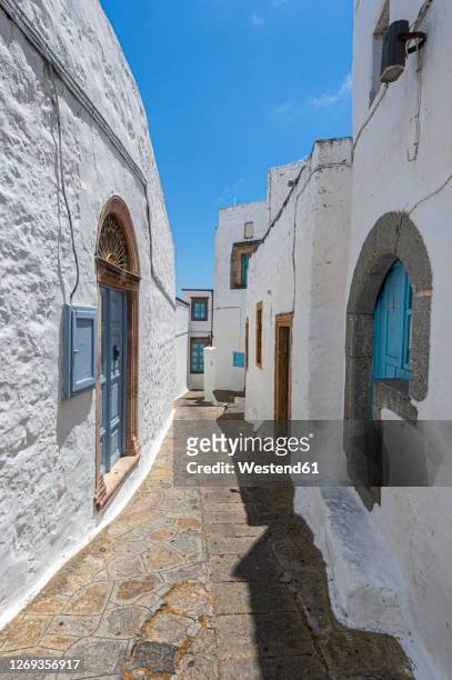 greece, south aegean, patmos, narrow alley between houses in chora - patmos greece stock pictures, royalty-free photos & images