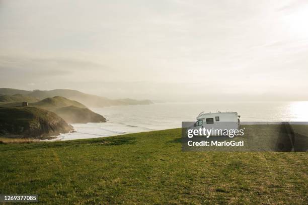 motor home by the sea - trailer park imagens e fotografias de stock