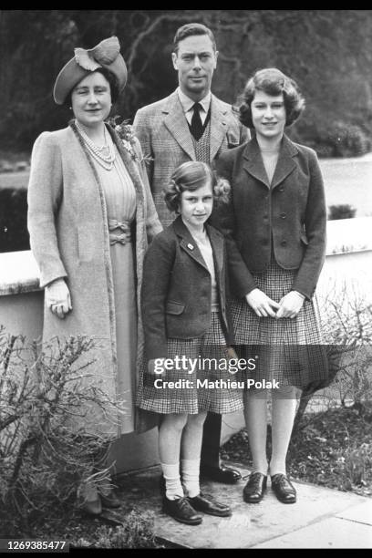 George VI, consort Queen Elizabeth and Princesses Elizabeth and Margaret in Windsor in 1940.