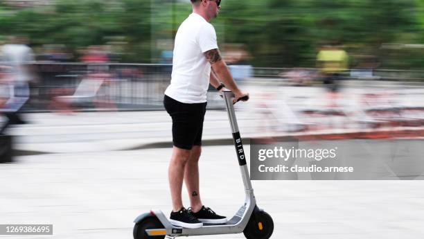 mens met elektrische scooter in vierkant duomo - daily life at duomo square milan stockfoto's en -beelden