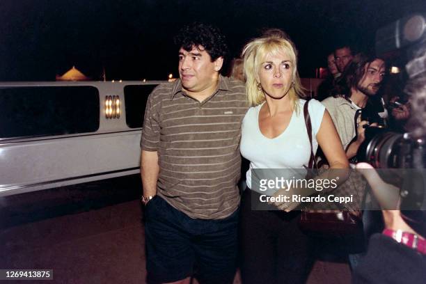 Diego Maradona arrives in a limousine with his wife Claudia Villafañe to a party at Conrad Hotel on January 08, 1999 in Punta del Este, Uruguay.