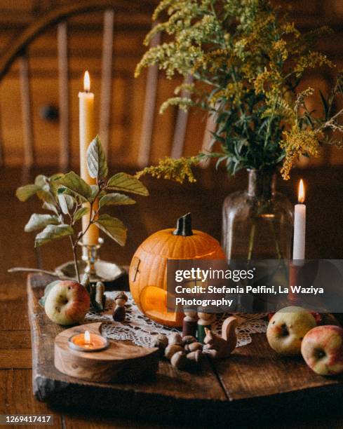 halloween set up on a wooden dining table - lanterna de halloween - fotografias e filmes do acervo