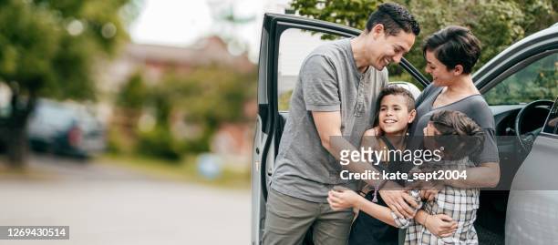 2人の子供を持つ家族.車の近くで抱擁を持つ瞬間 - family and happiness and diverse ストックフォトと画像